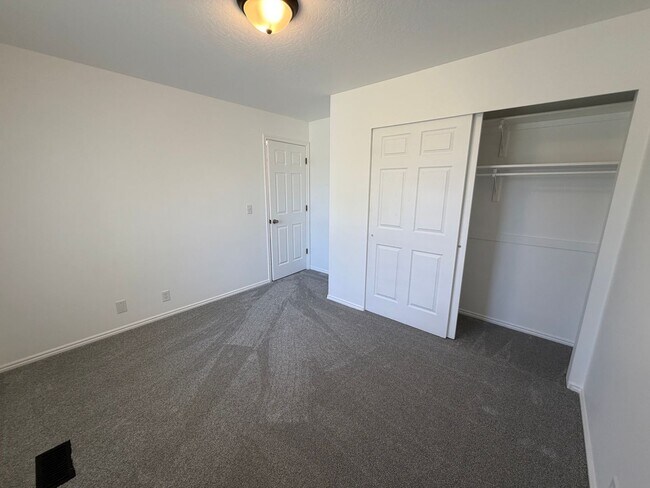 Building Photo - Gorgeous South Jordan Home!!!