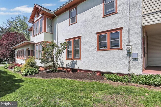 Building Photo - 319 N 2nd St