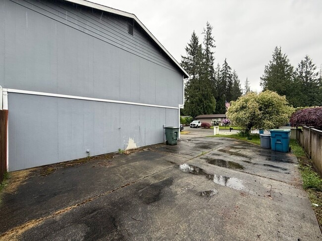Building Photo - Beautiful Split-Entry 4 Bed 3 Bath Home Fully Fenced Yard