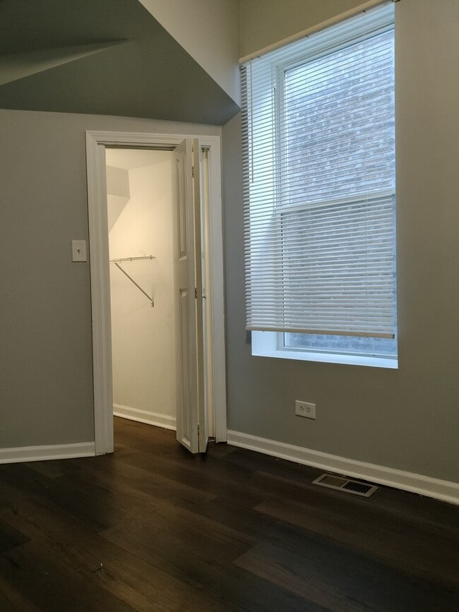 Building Photo - 5725 S Green St