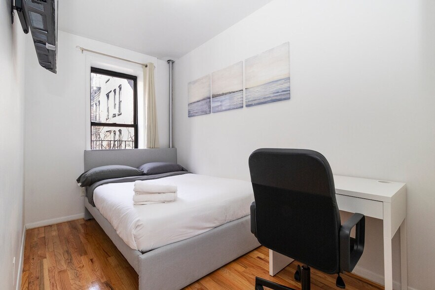 Building Photo - 247 E 94th St