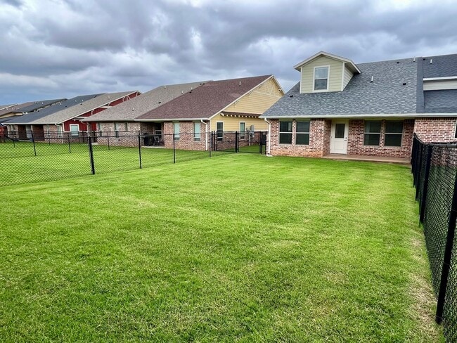 Building Photo - Large 3 Bed, 2 Bath in Beautifully Well-Ma...