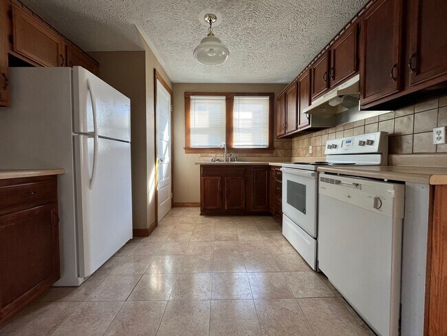 Building Photo - *FIRST MONTH'S RENT FREE*
