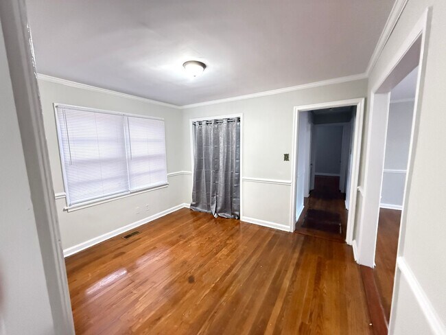 Building Photo - 2825 Amherst Rd