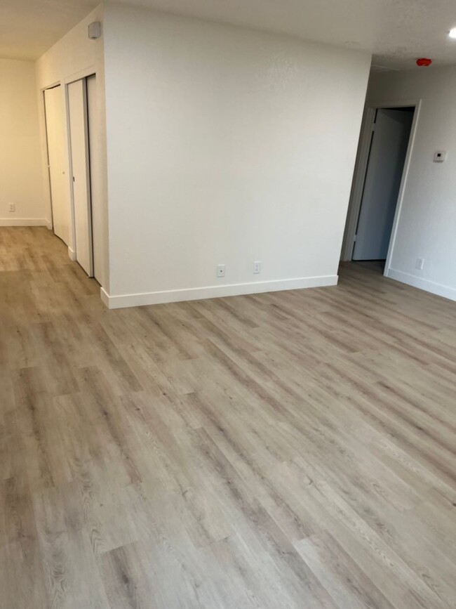 Building Photo - **STUNNING RENOVATED 2 BEDROOM/2 BATHROOM ...