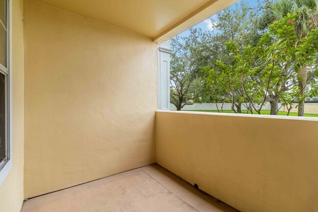 Building Photo - Fully updated 2/2 unit available now for a...