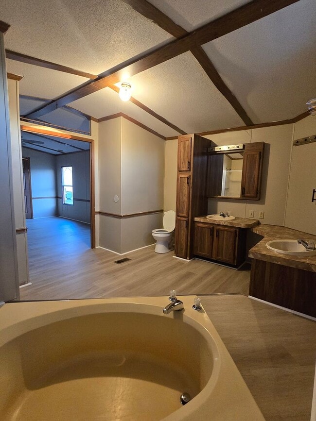 Building Photo - 3 bedroom, 2 bath Mobile Home in Yorktowne