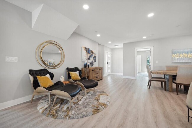 Building Photo - 12404 Capri Cir N