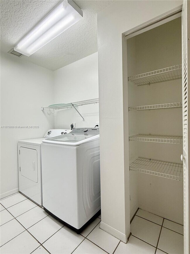 Building Photo - 8658 Vía Reale