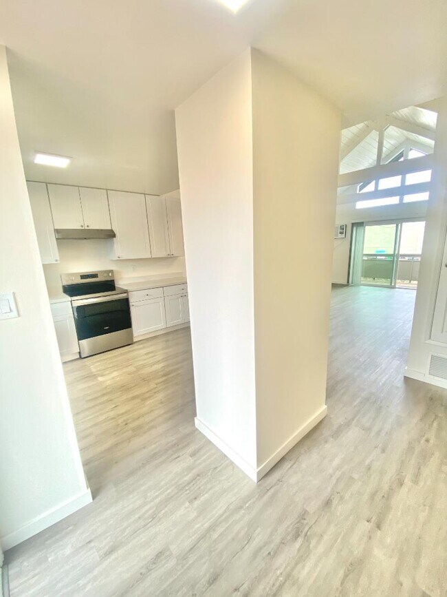 Building Photo - 692 Cabot Way