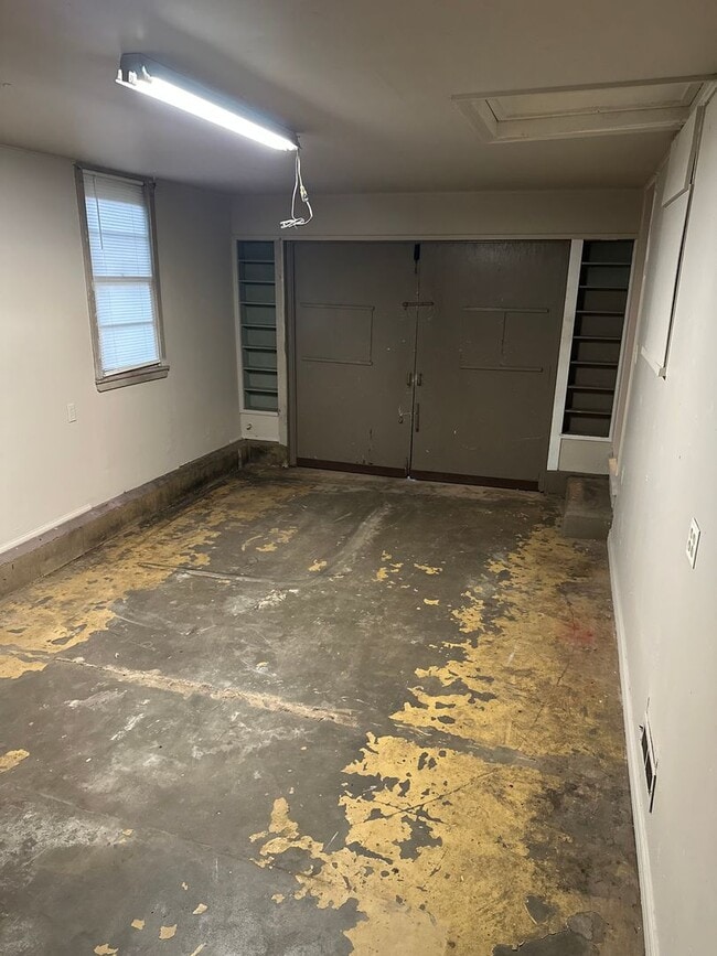 Building Photo - Available Now! 3-Bed, 1-Bath Home w/ Garage - Central Springdale, right next to Springdale High S...