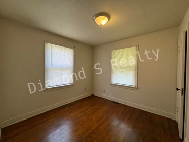 Building Photo - Cute and Clean 2 Bedroom Home Available Now!