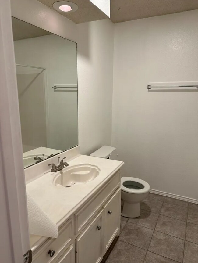 Building Photo - Spacious 3 Bedroom Home