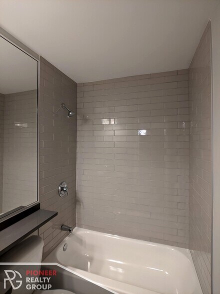 Building Photo - 542 W Surf St