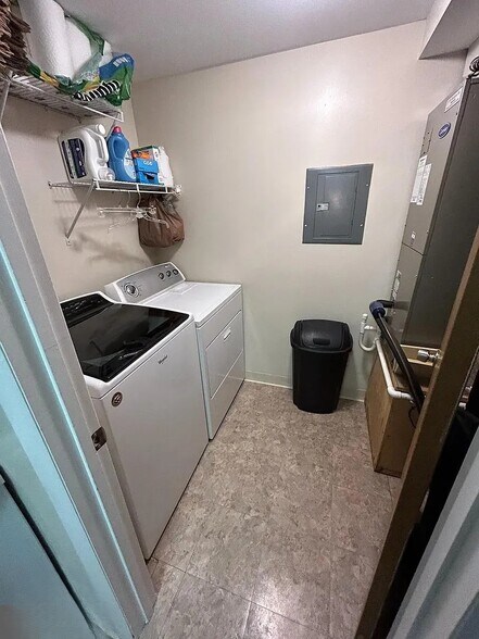 Building Photo - 1003 Nanroc Dr