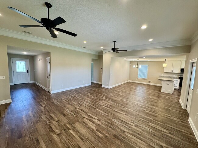 Building Photo - Beautiful Brick 3/2 in popular neighborhood!