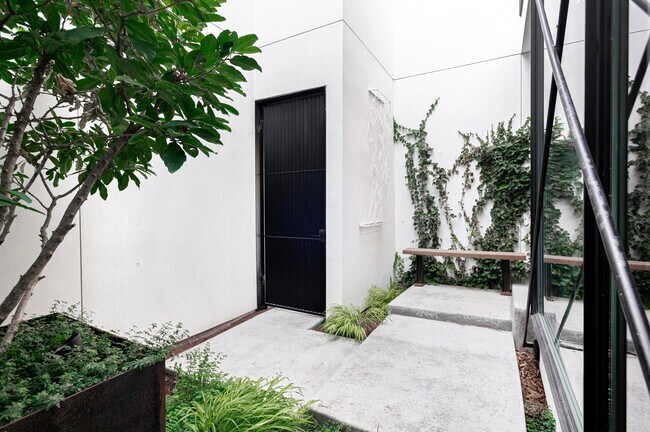 Building Photo - 2910 Arapahoe St