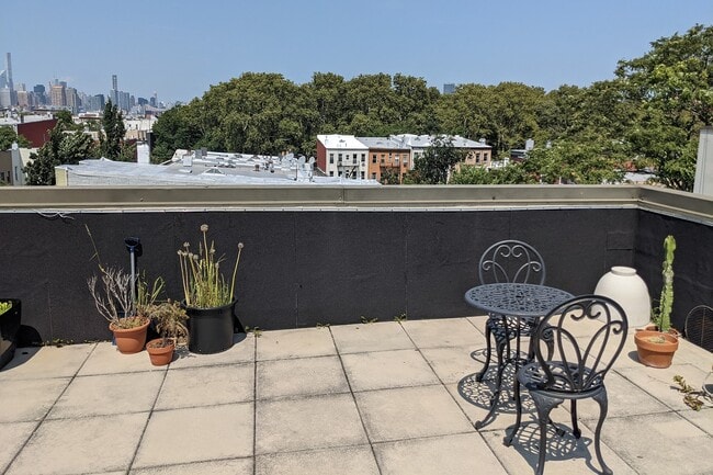 Building Photo - 34 Russell St