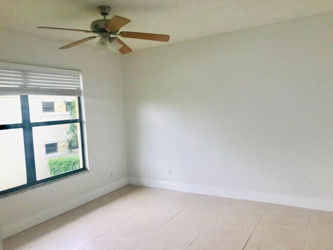 Building Photo - 1477 Lake Crystal Dr