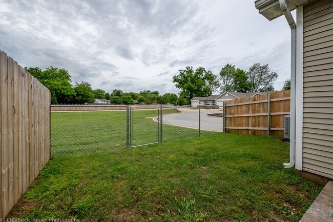 Building Photo - 2 Bedroom Duplex with Fenced In Backyard- ...