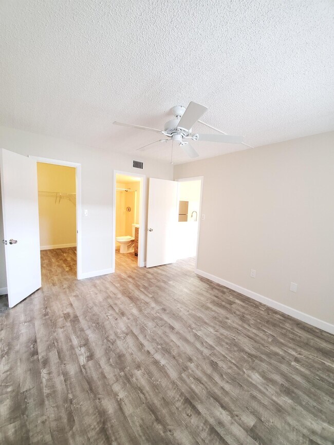 Building Photo - 6040 Shaker Wood Cir