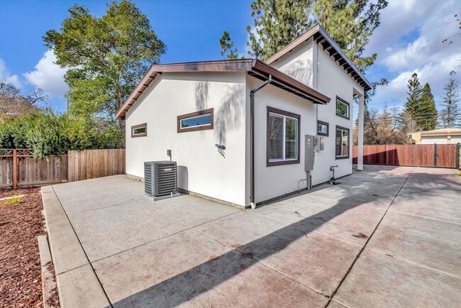 Building Photo - NEWER 2 BED, 1 BATH HOME WITH HUGE YARD AND ENCLOSED DRIVEWAY