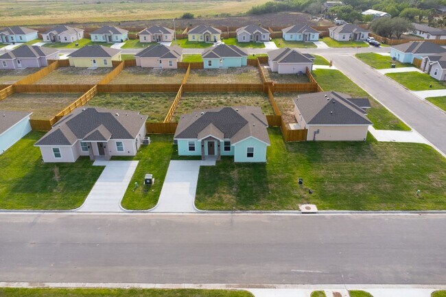 Building Photo - 2718 Maria Dr