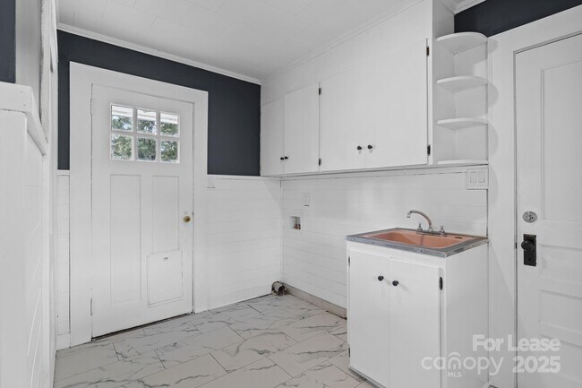 Building Photo - 765 N Church St