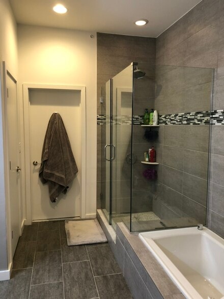 Bathroom Suite - 227 W Thompson St