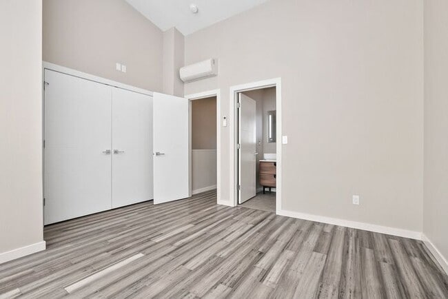 Building Photo - Elegant Mt. Baker End Unit Townhome with AIR CONDITIONING