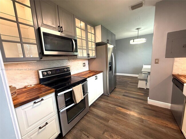 Building Photo - 11305 NE 13th Ave