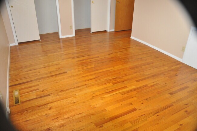 Building Photo - 2401 Thomas Ave