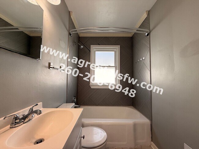 Building Photo - 522 Curdes Ave