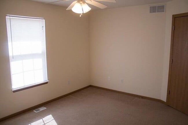 Building Photo - 4/Bed - 3/Bath