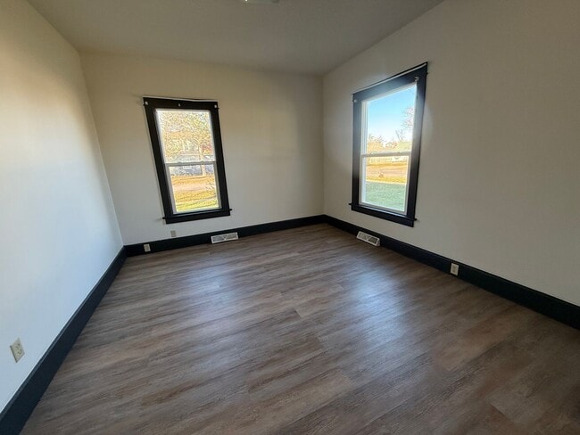 Building Photo - 902 E Kemp Ave