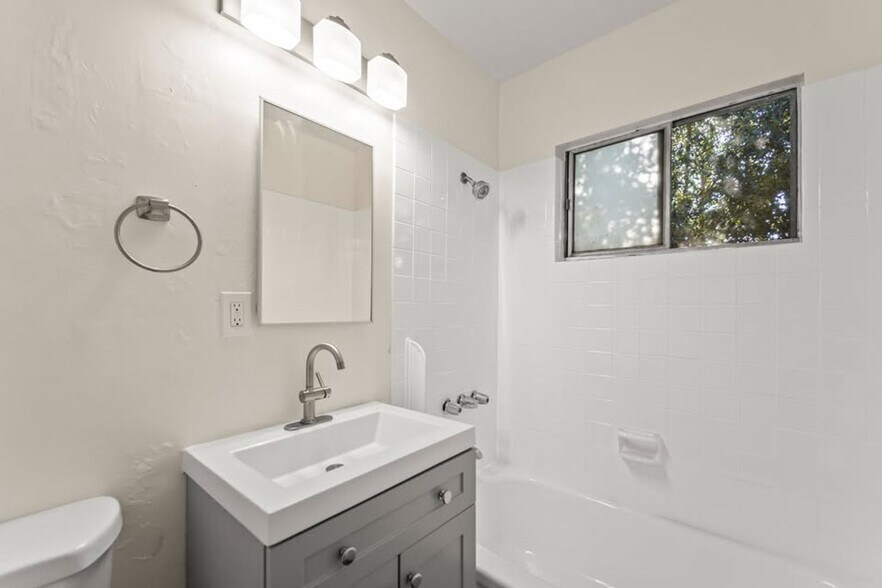 Building Photo - 862 W 84th St