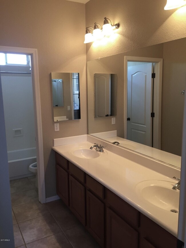 Building Photo - 1150 W Silver Creek Rd