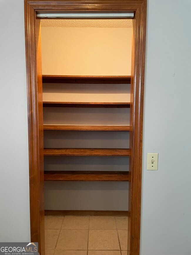 Building Photo - 211 N Woodvalley Dr