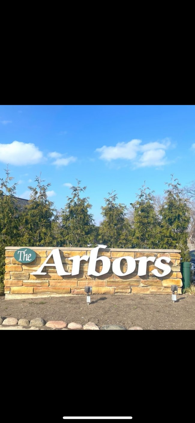 Building Photo - 8 Oak Creek Dr