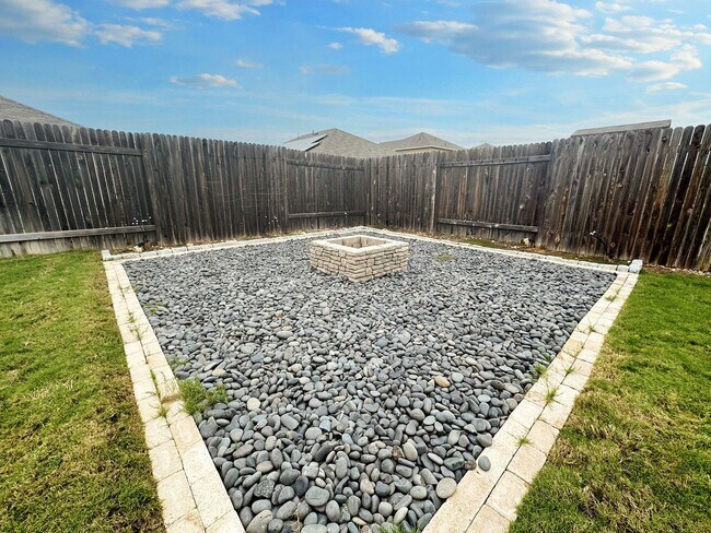 Building Photo - 129 Blooming Trl