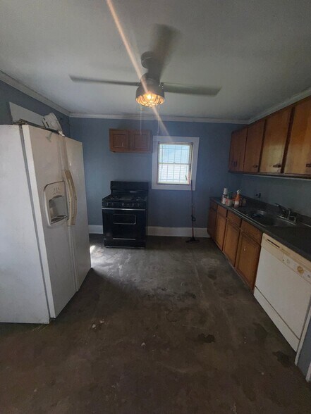 Building Photo - 805 Waldman Ave