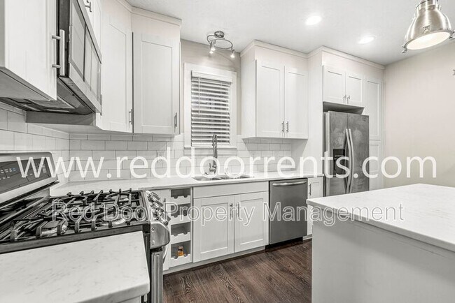 Building Photo - 2028 Hoyt Ave