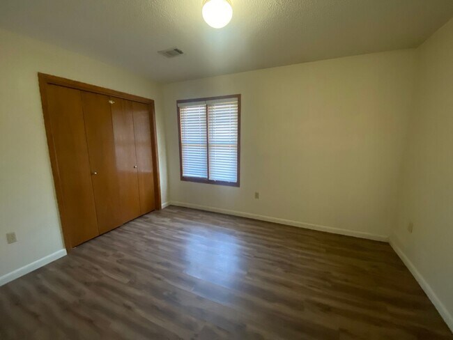 Building Photo - 2 Bedroom Greenbriar Condo!