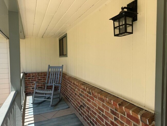 Building Photo - Fabulous single level Lafayette home nestled at the end of a tree-lined drive.