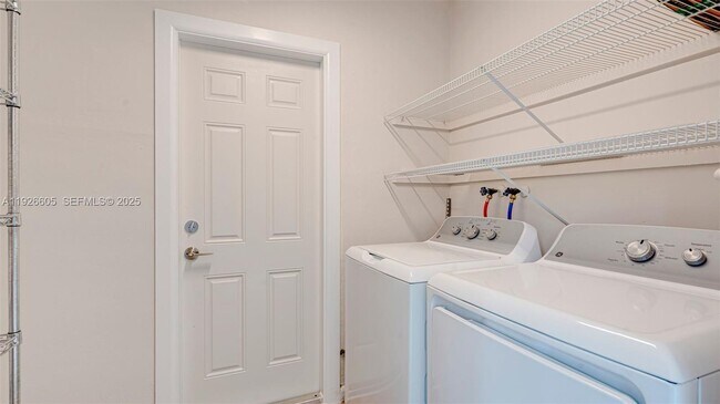 Building Photo - 1001 SW 12th Ct