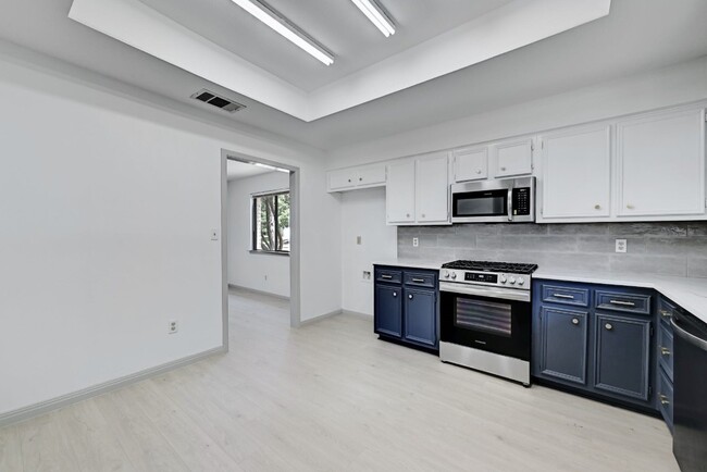 Building Photo - 6010 Salton Dr