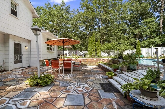 Building Photo - 27 Squire Ct