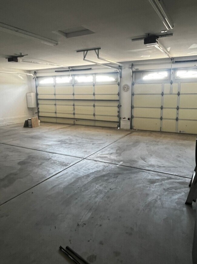 Building Photo - Pool Home with 4 Car Boat Deep Garage