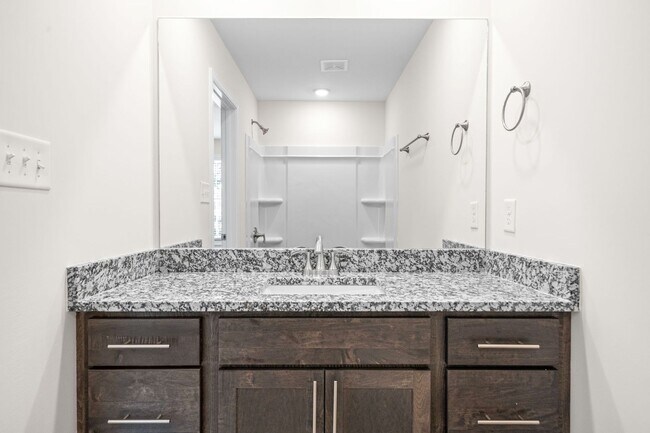 Building Photo - 2 Bedroom Condo For Rent Near Riverside Drive!