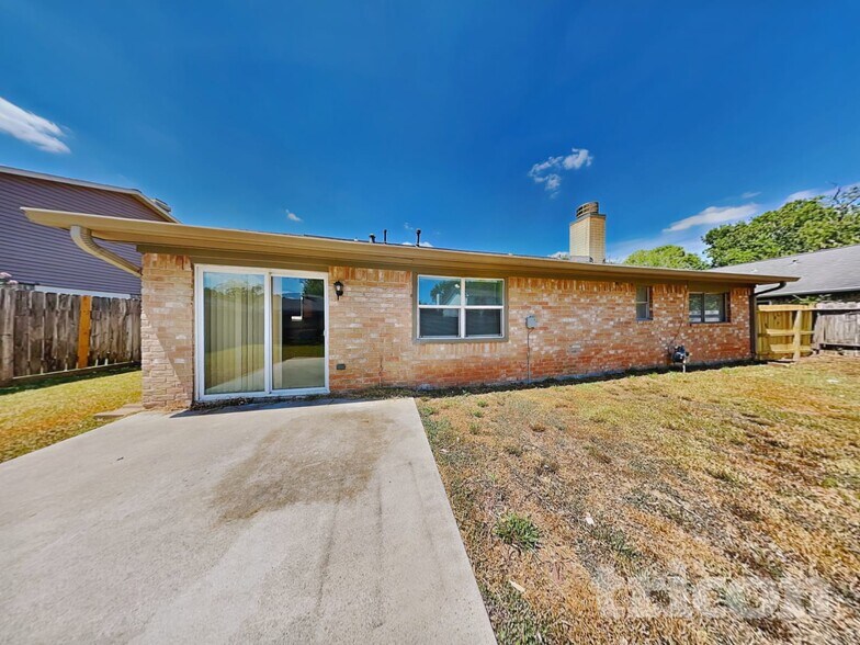 Building Photo - 1911 Deaf Smith Dr